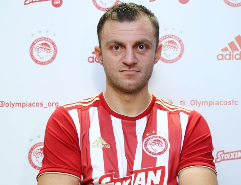 Avraam Papadopoulos nổi bật với lối chơi quyết liệt và kinh nghiệm dày dặn