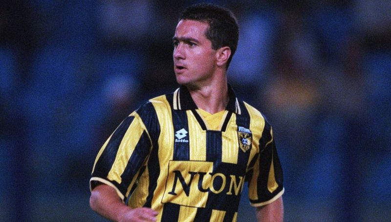 Machlas từng thi đấu nổi bật tại Eredivisie trong màu áo Vitesse Arnhem và Ajax Amsterdam
