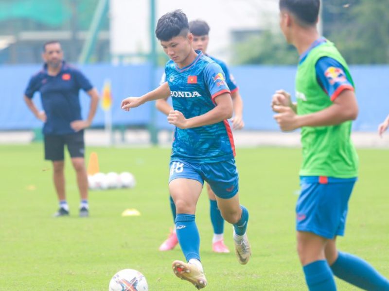 Trung vệ triển vọng, tương lai rộng mở phía trước mắt